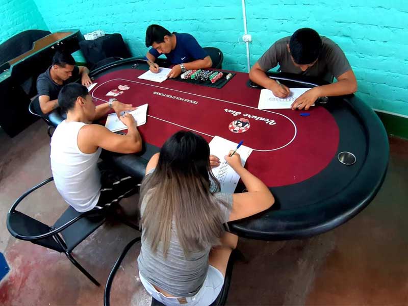 Alumnos en Mesa de Póker