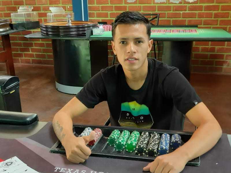 Estudiante con Fichas de Casino