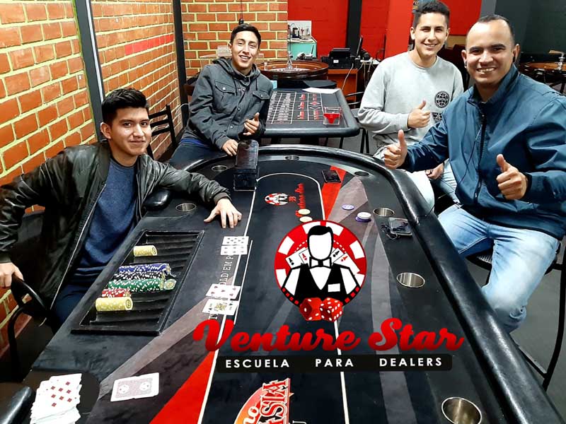 Estudiantes sonrientes practicando
