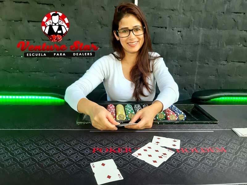 Estudiante repartiendo cartas de Texas Holdem