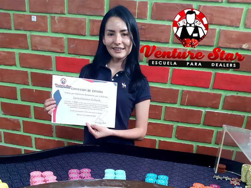 Graduada con su certificado de estudios
