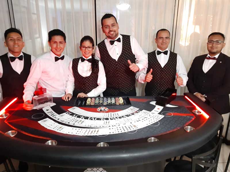 Equipo de dealers profesionales en mesa de Blackjack