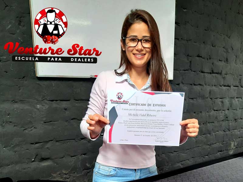 Michele Vidal con su certificado de estudios