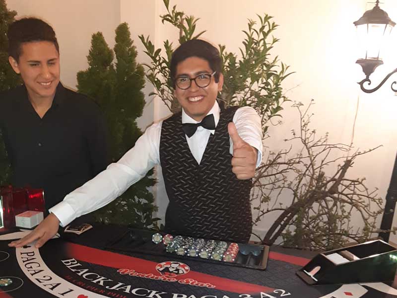 Dealer sonriente en mesa de Blackjack de Venture Star
