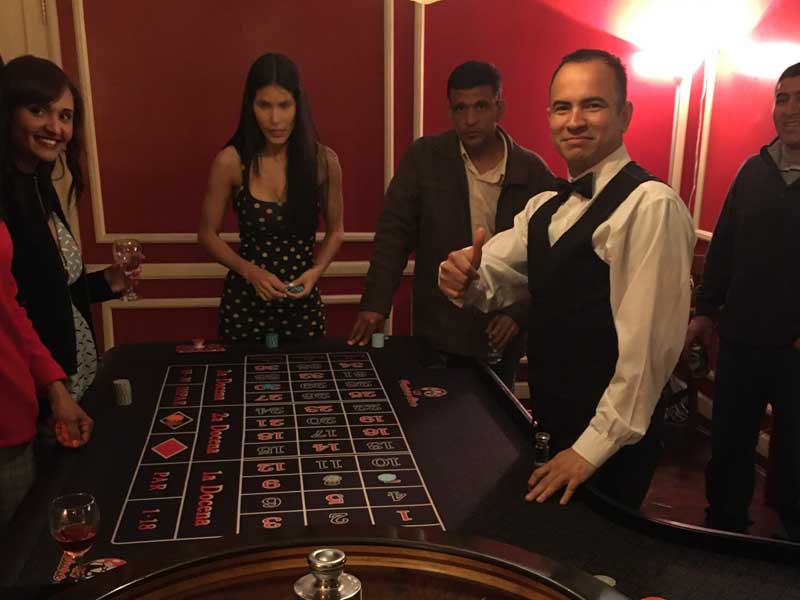 Jugadores y dealer en mesa de ruleta