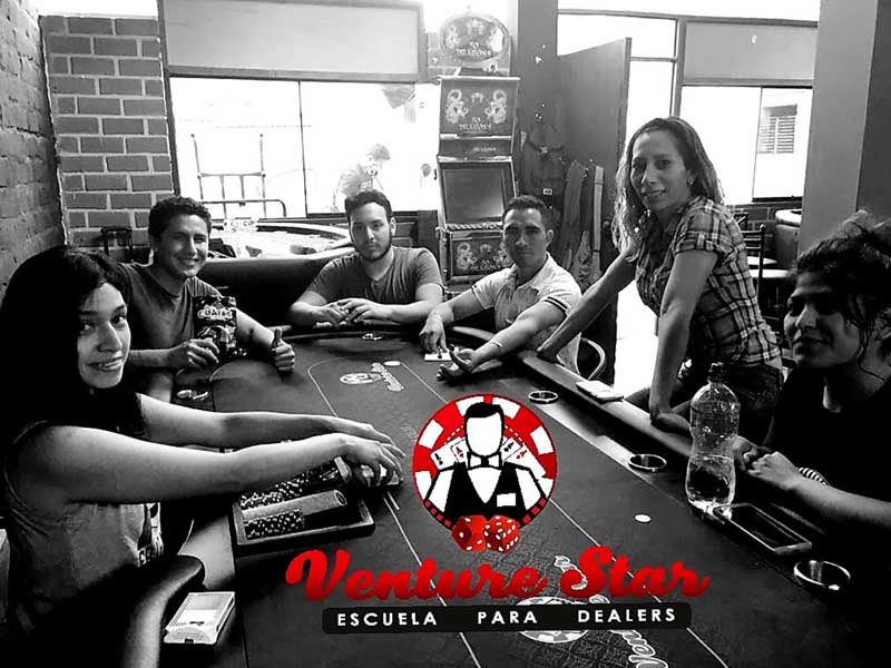 Grupo de alumnos practicando en mesa de póker