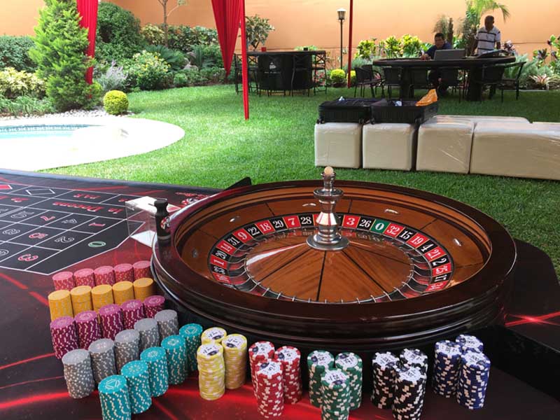 Ruleta y fichas en evento al aire libre