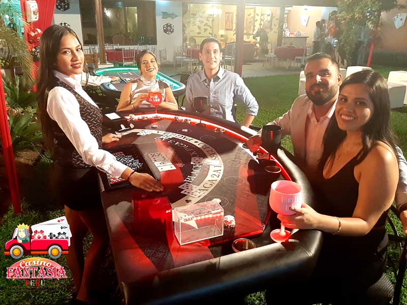 Invitados disfrutando en una mesa de Blackjack