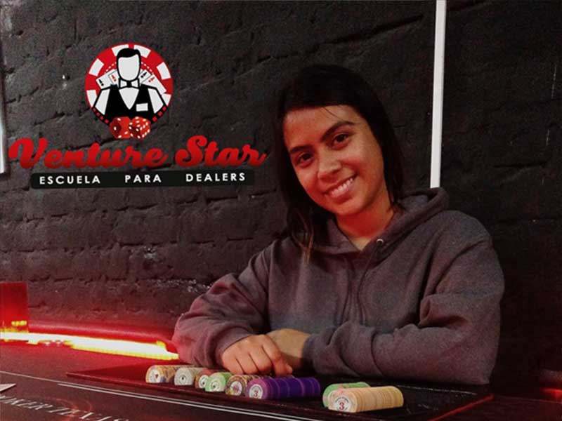 Estudiante practicando con fichas de casino